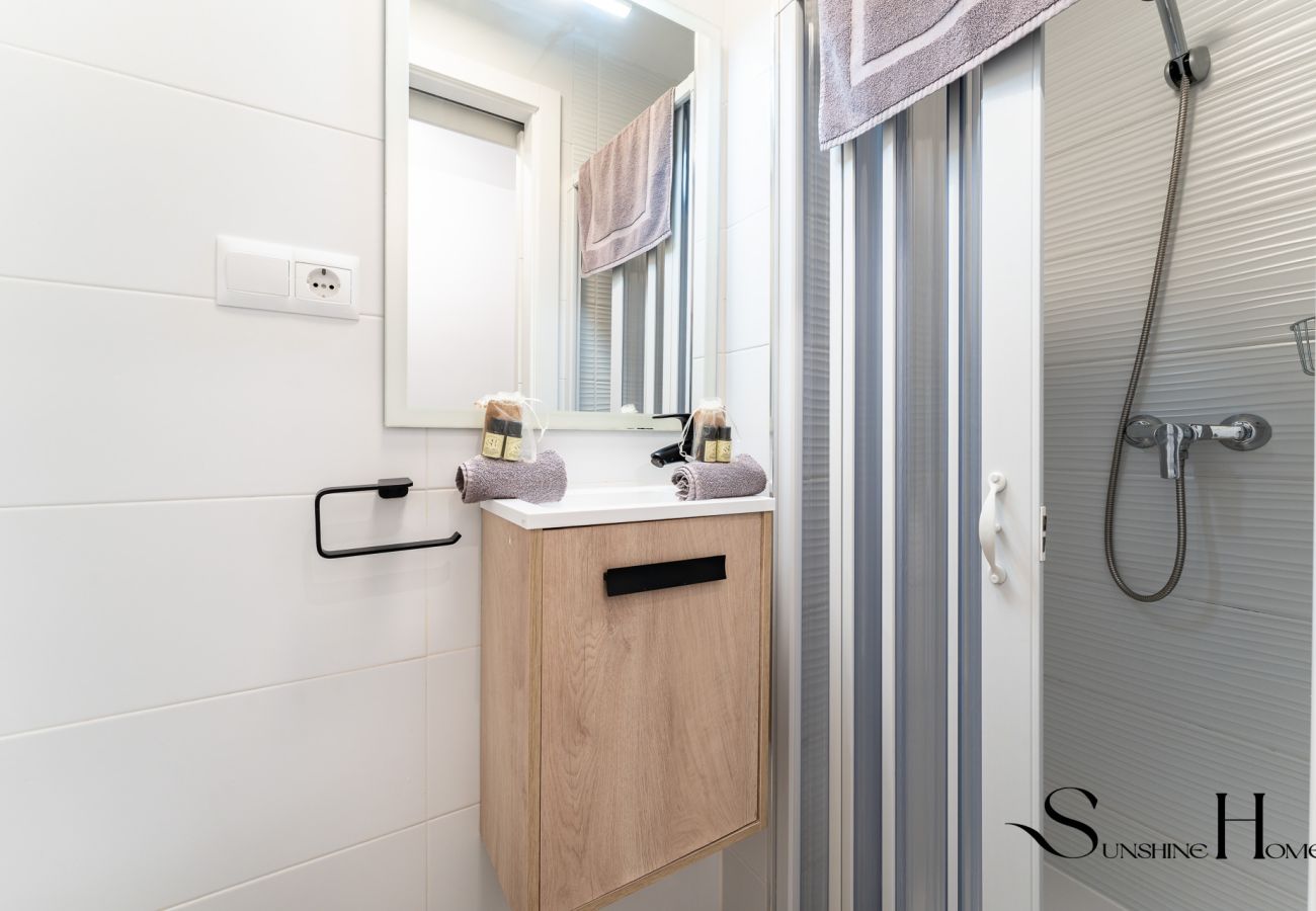 Apartment in Málaga - Modern 2BR Apartment in Málaga Historic Centre – Walk Everywhere REF068