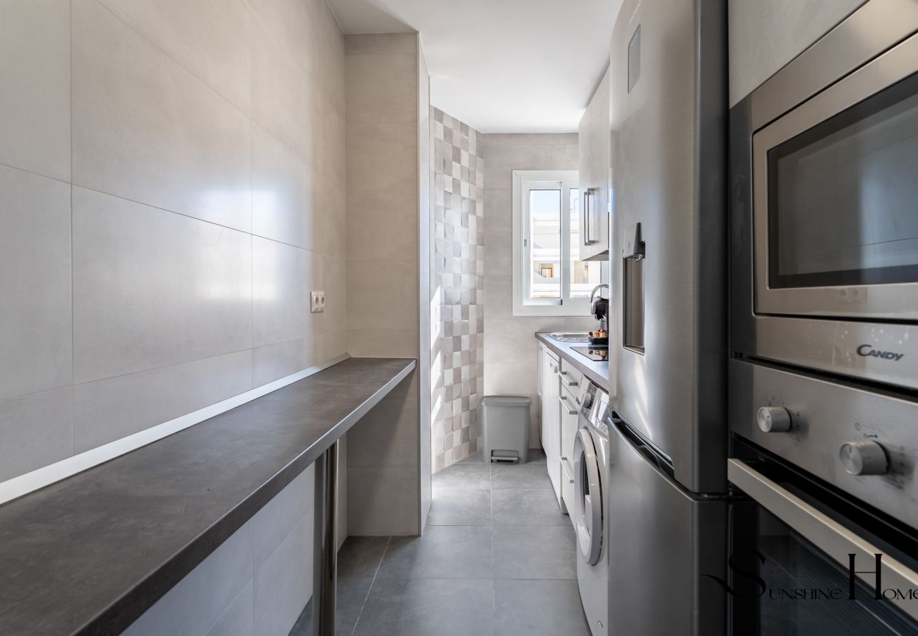 Apartment in Benalmádena - Exclusive 3BR Near Beach & Puerto Marina REF069