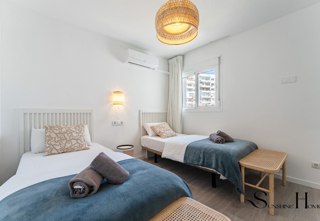 Apartment in Benalmádena - Exclusive 3BR Near Beach & Puerto Marina REF069