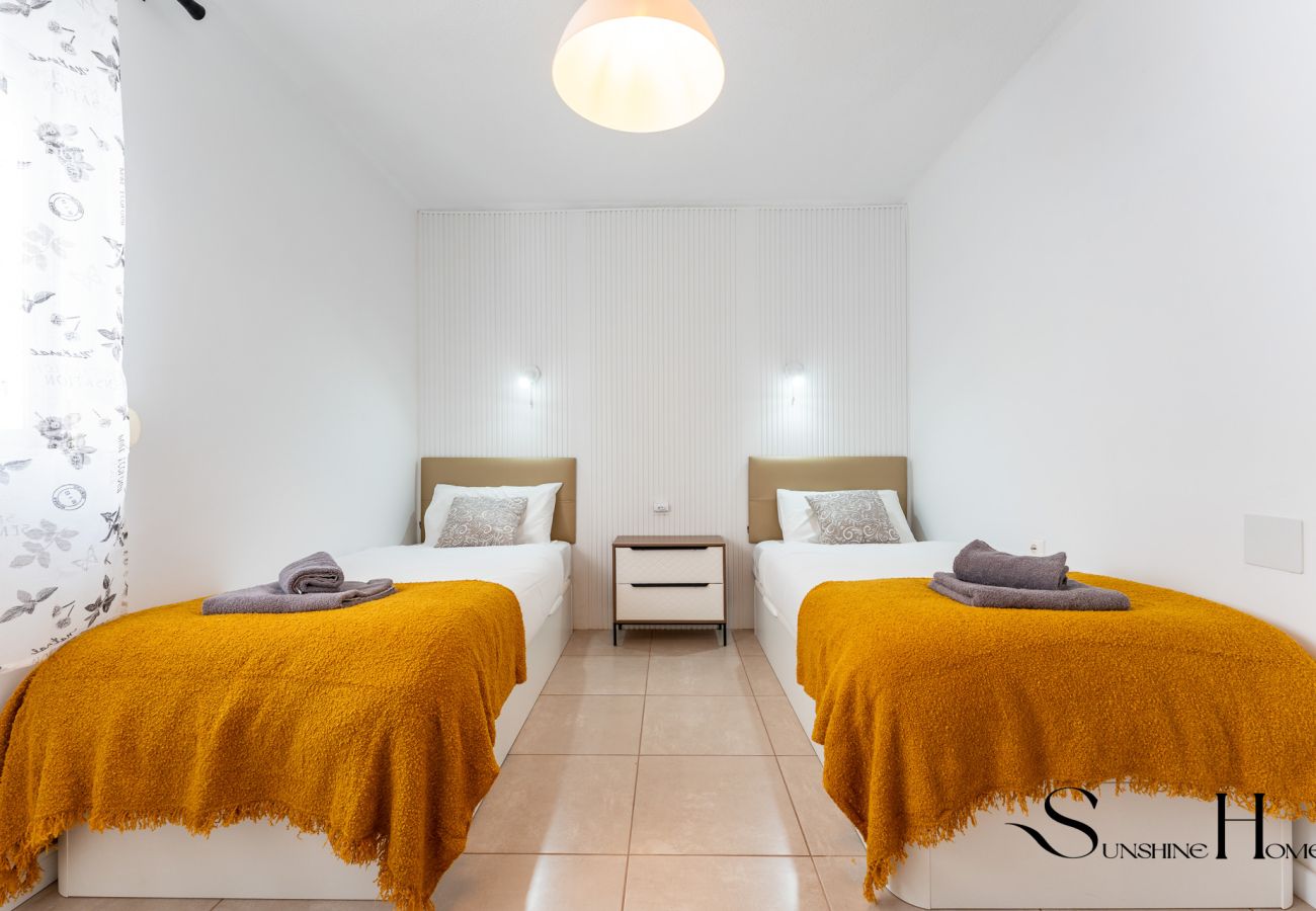 Apartment in Benalmádena - Bright central 2BR Stay Balcony & Sea View 
