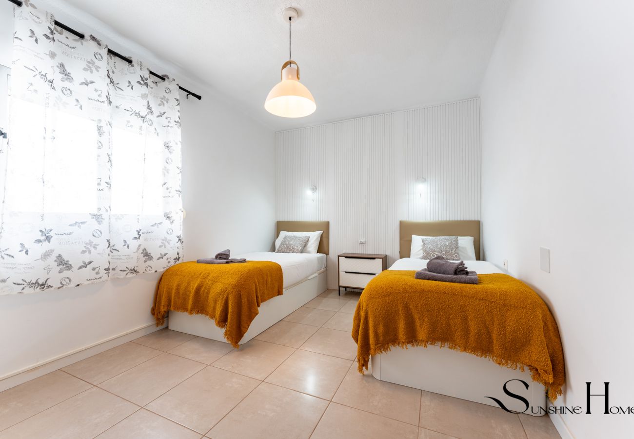 Apartment in Benalmádena - Bright central 2BR Stay Balcony & Sea View 
