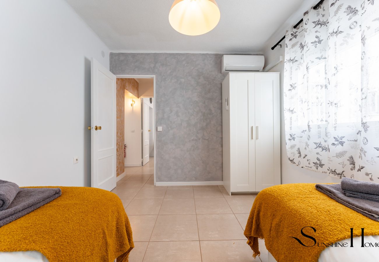 Apartment in Benalmádena - Bright central 2BR Stay Balcony & Sea View 