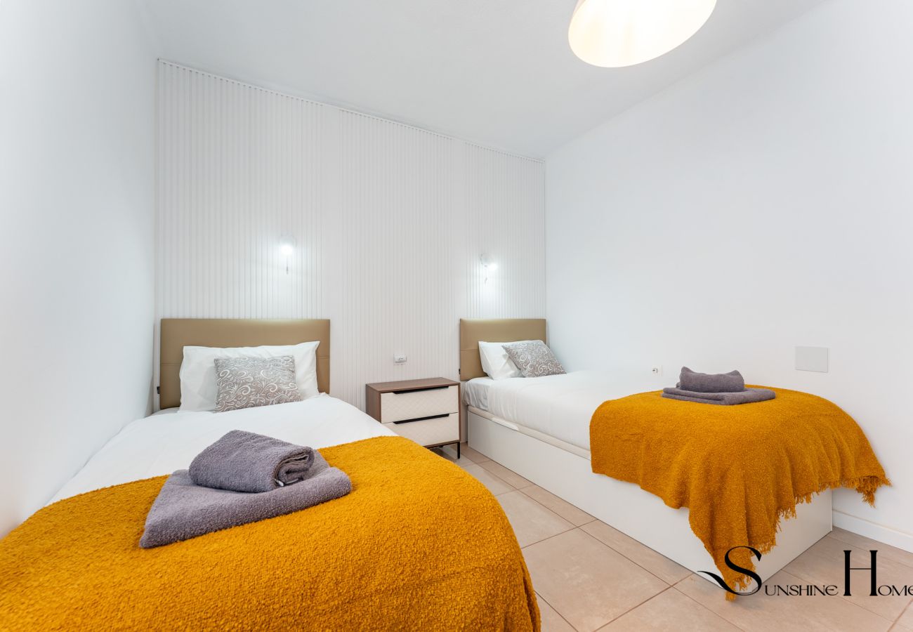 Apartment in Benalmádena - Bright central 2BR Stay Balcony & Sea View 