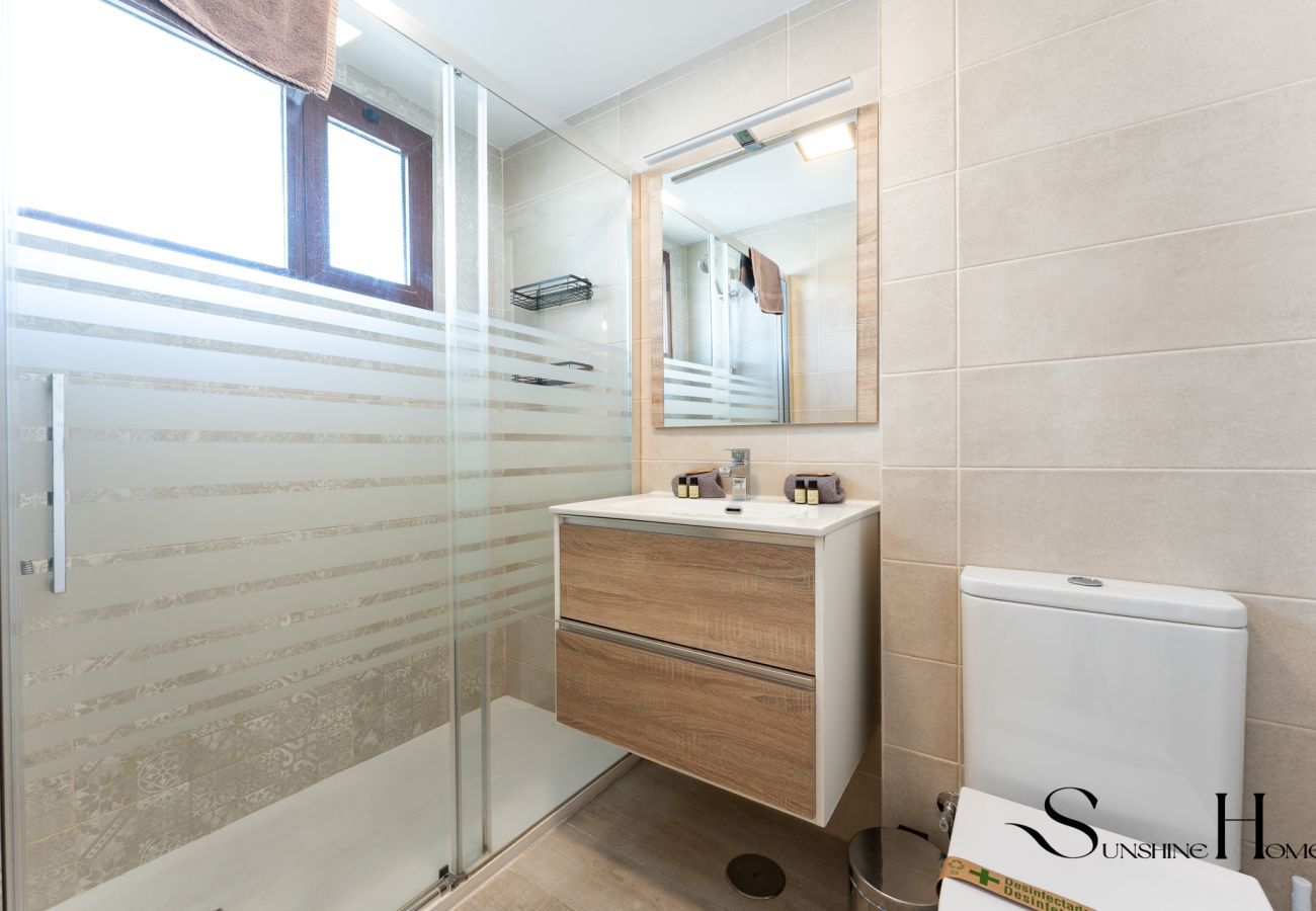 Apartment in Benalmádena - Beachfront Studio with Sea Views & Pools