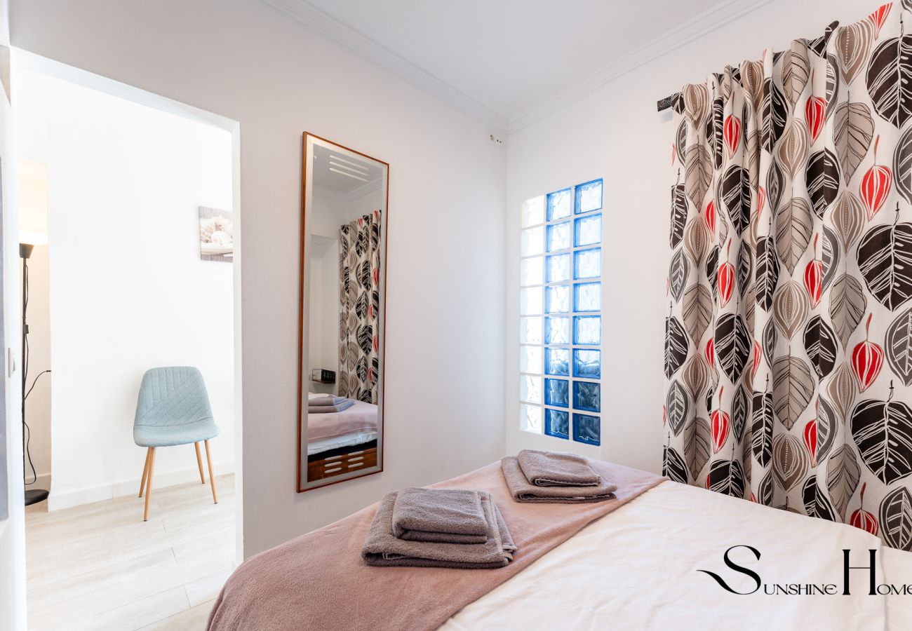 Apartment in Benalmádena - Beachfront Studio with Sea Views & Pools