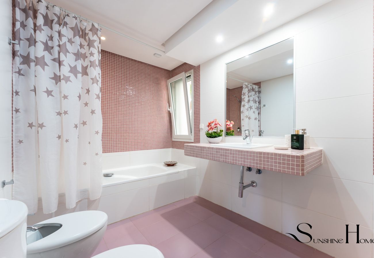 Villa in Benalmádena - Luxury 5BR Villa Benalmádena | Pool & Jacuzzi
