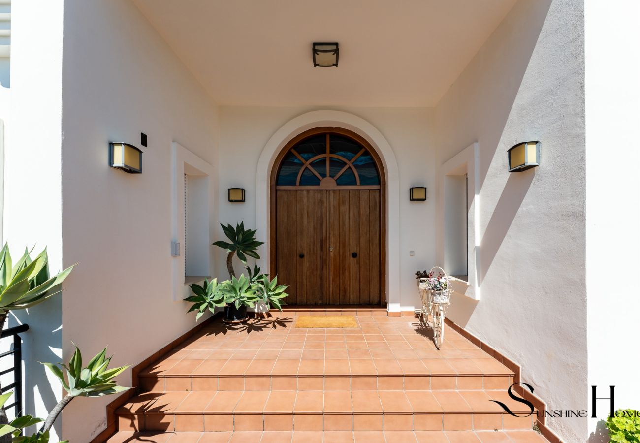 Villa in Benalmádena - Luxury 5BR Villa Benalmádena | Pool & Jacuzzi