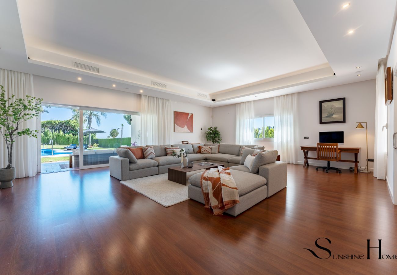 Villa in Benalmádena - Luxury 5BR Villa Benalmádena | Pool & Jacuzzi