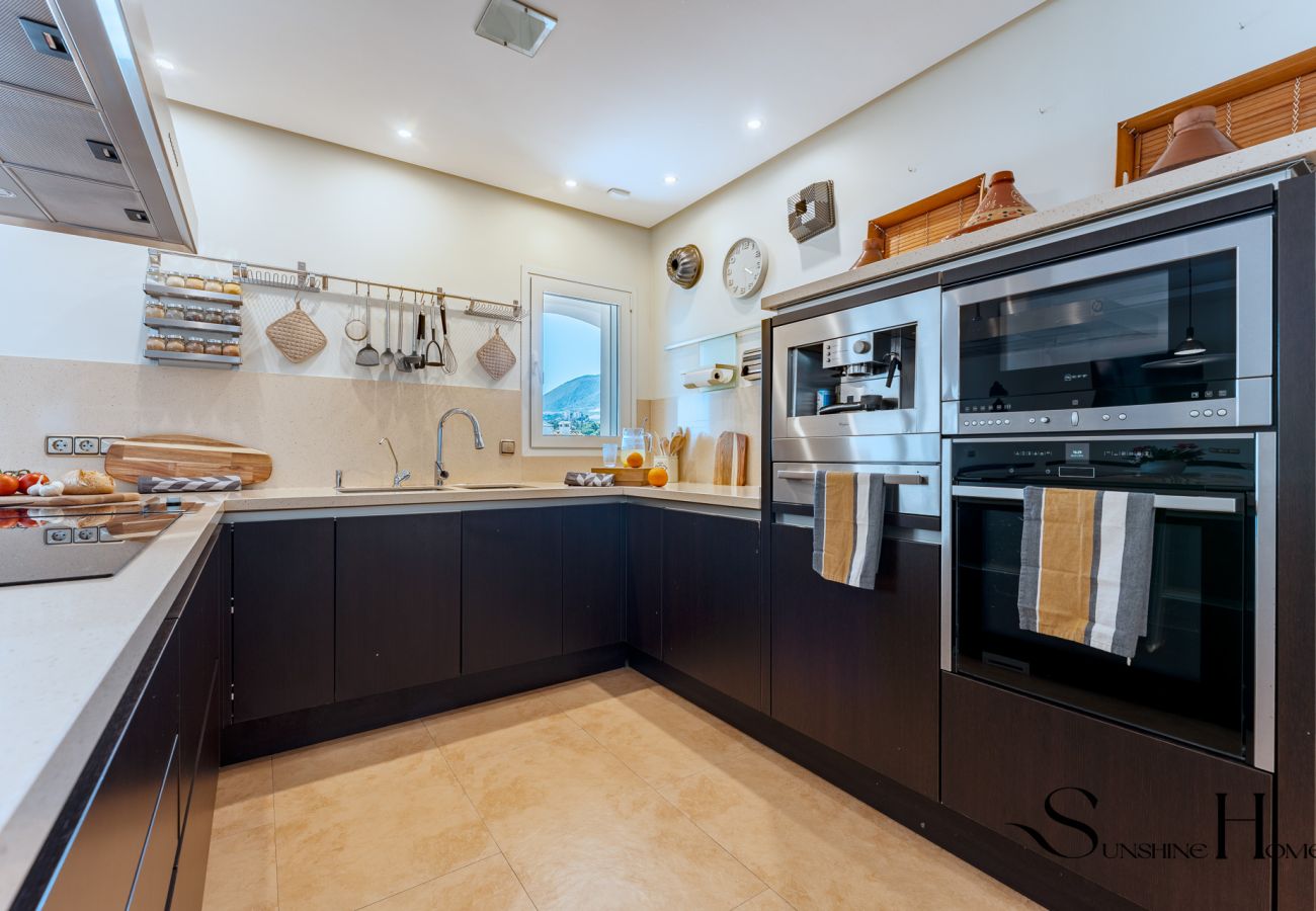 Villa in Benalmádena - Luxury 5BR Villa Benalmádena | Pool & Jacuzzi