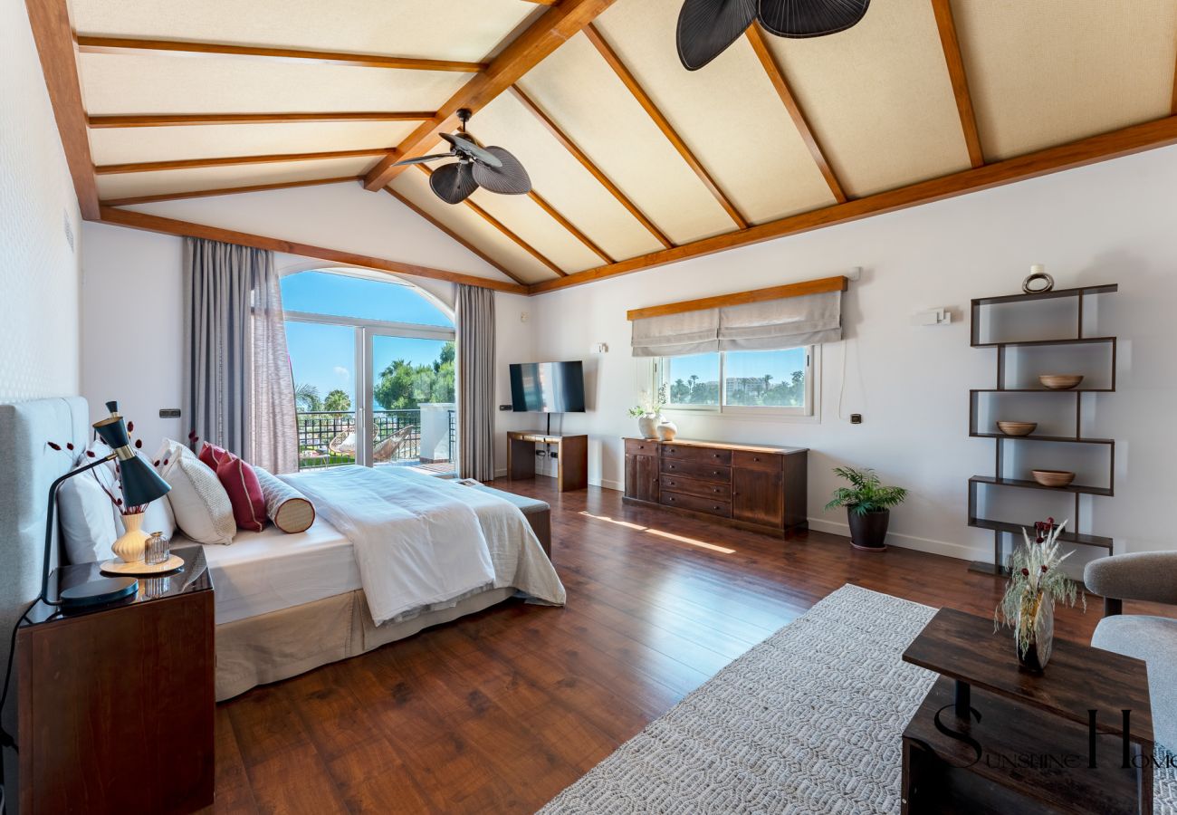 Villa in Benalmádena - Luxury 5BR Villa Benalmádena | Pool & Jacuzzi