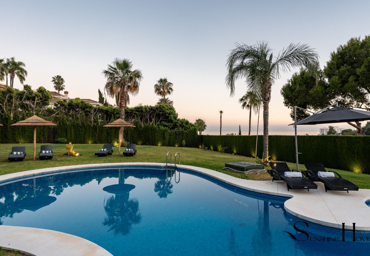 Villa in Benalmádena - Luxury 5BR Villa Benalmádena | Pool & Jacuzzi