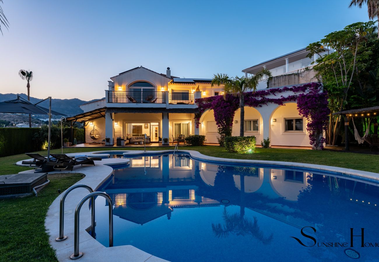 Villa in Benalmádena - Luxury 5BR Villa Benalmádena | Pool & Jacuzzi