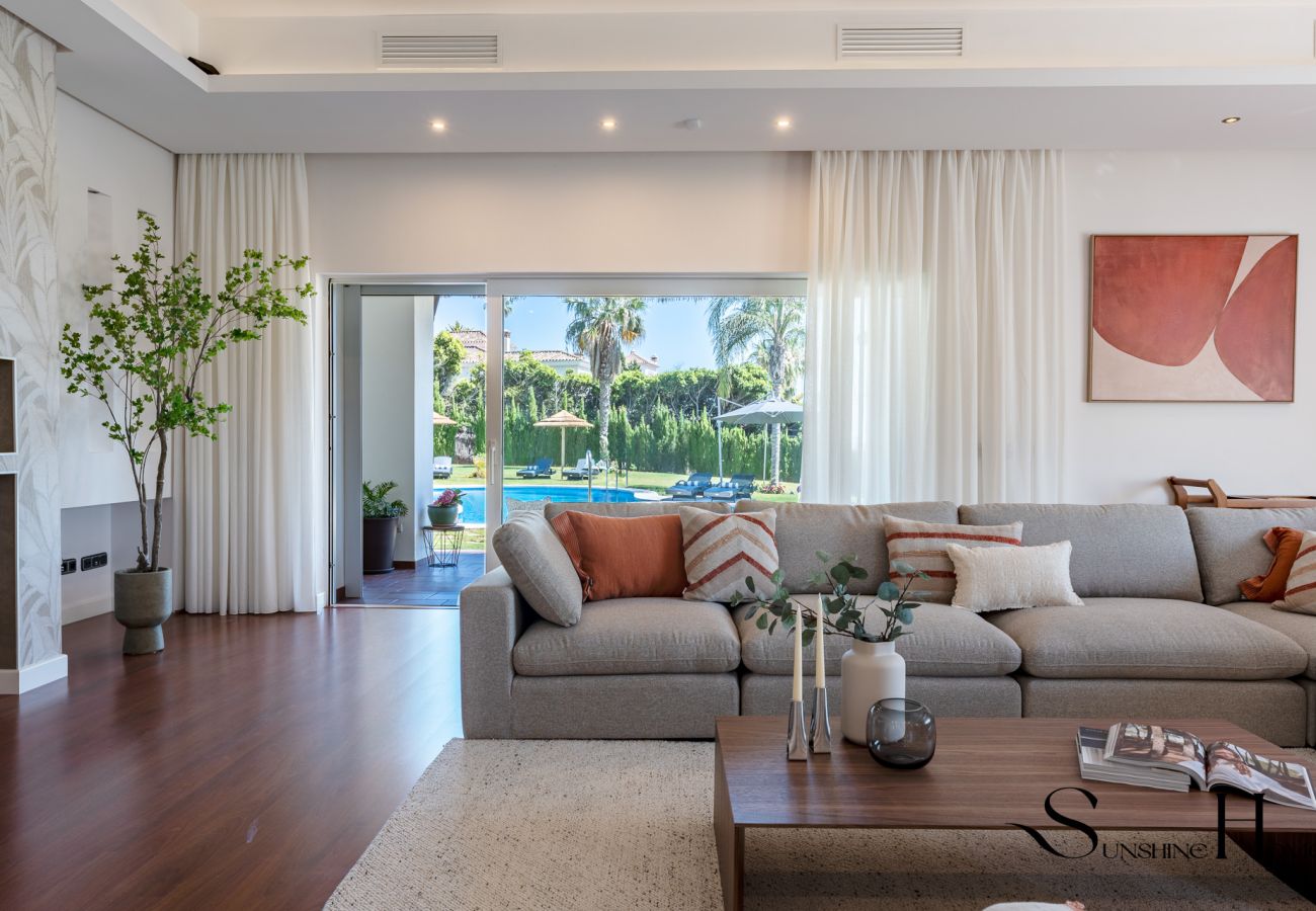 Villa in Benalmádena - Luxury 5BR Villa Benalmádena | Pool & Jacuzzi