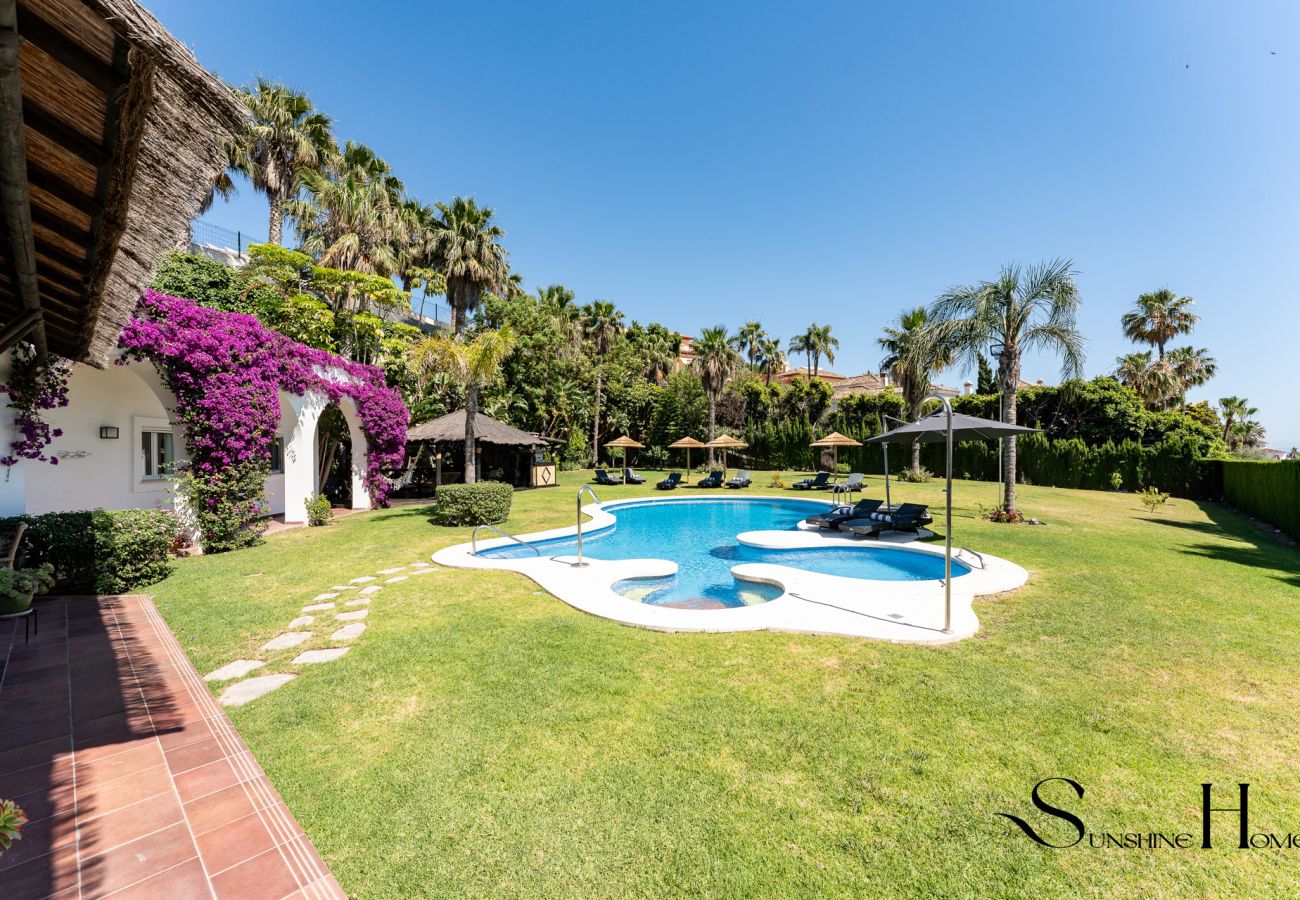 Villa in Benalmádena - Luxury 5BR Villa Benalmádena | Pool & Jacuzzi