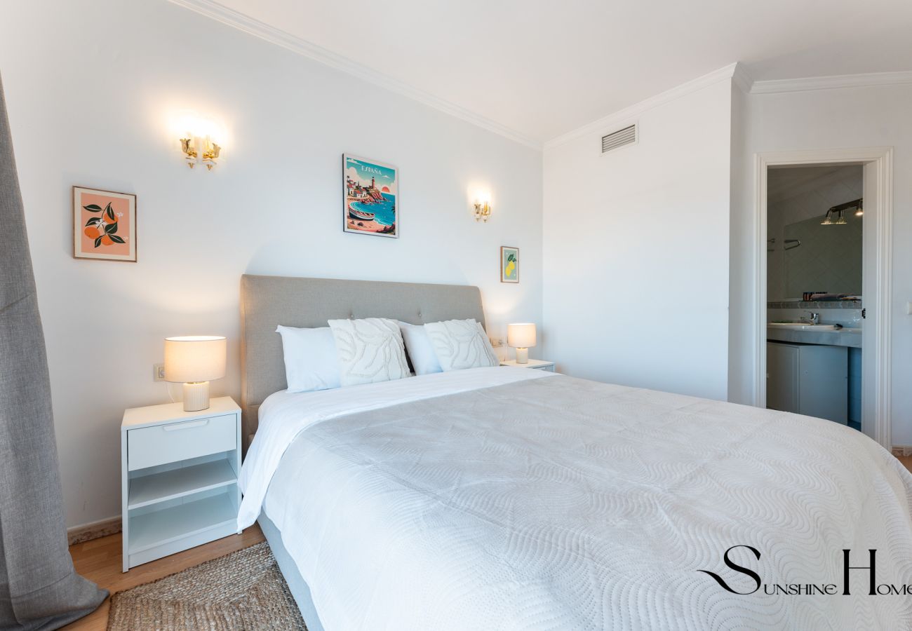 Apartment in Benalmádena - 4 Bed Townhouse, Sauna, Pool, Sea Views