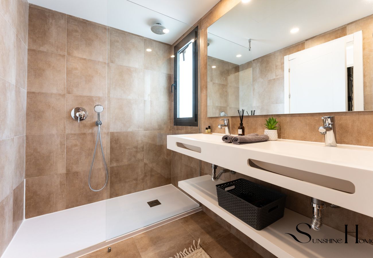 Apartment in Estepona - Estepona Duplex with BBQ & Jacuzzi